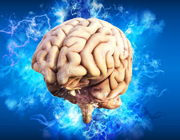 Ilustracja ludzkiego mózgu unoszącego się na środku niebieskiego tła, otoczonego jasną, elektryczną poświatą w odcieniach niebieskiego.