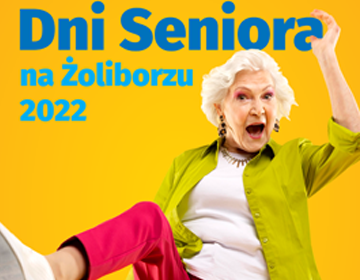 Radosna seniorka podskakuje i jest zadowolona