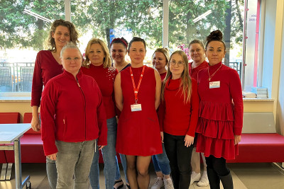 Pracownicy przychodni przy ulicy Klaudyny ubrani na czerwono.